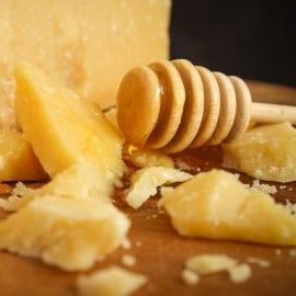 Scaglie di Parmigiano Reggiano stagionato oltre 36 mesi abbinato al miele