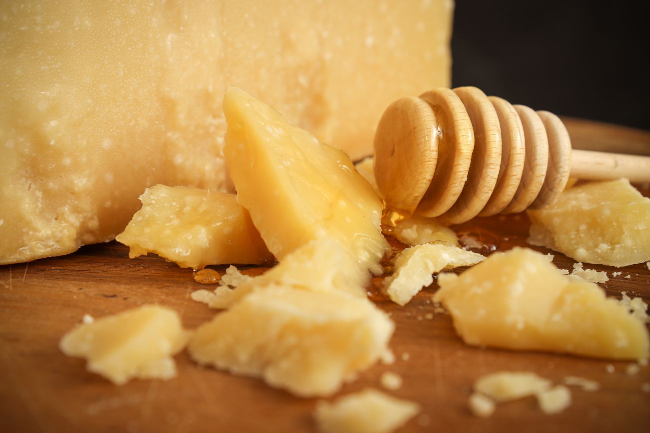 Parmigiano Reggiano DOP stagionato oltre 36 mesi e miele