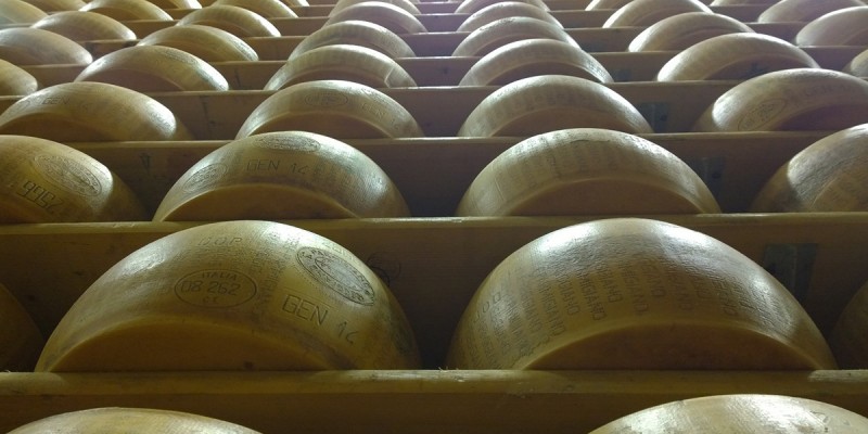 scaffali magazzino Parmigiano Reggiano