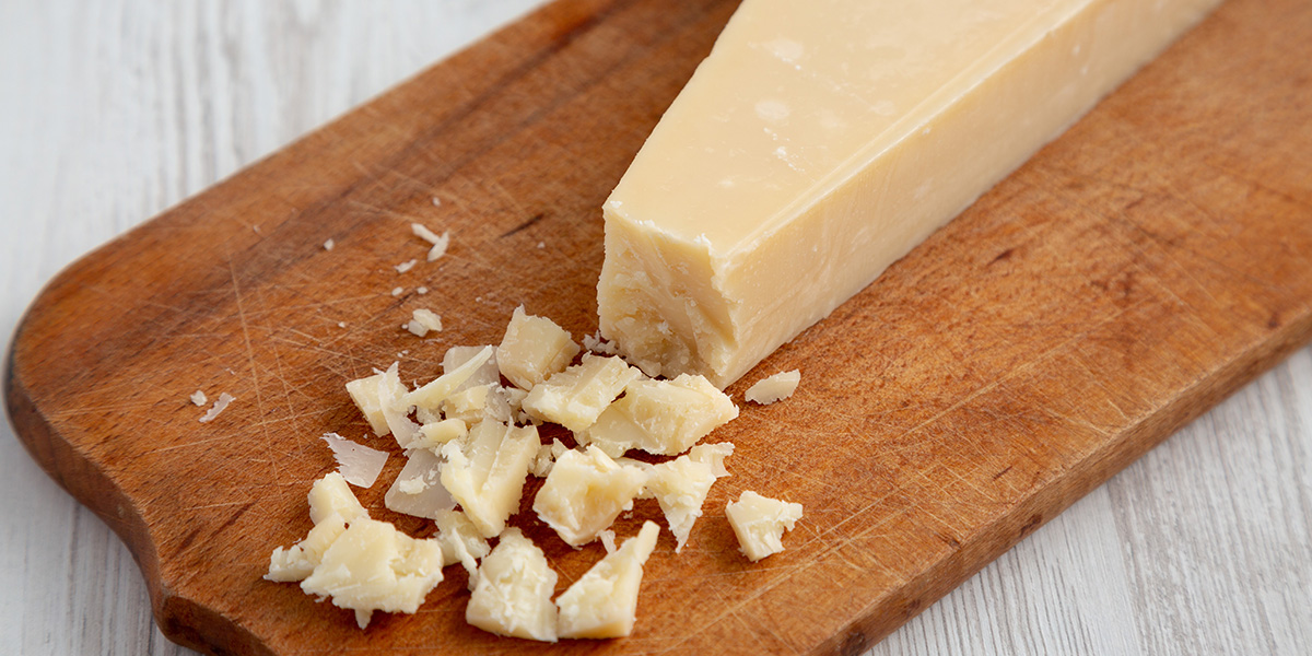un tagliere con scaglie di Pramigiano Reggiano 