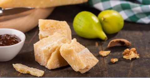 Perché il Parmigiano Reggiano all’estero costa così tanto?